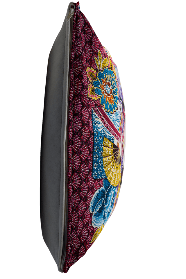 Coussin « Kokeshi Élégance Florale » – L’Art du Japon Traditionnel dans votre Intérieur