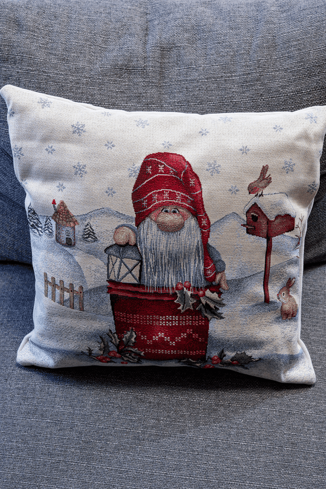 Coussin Gnome d’Hiver en Jacquard – 43×43 cm