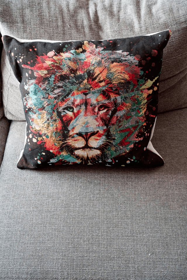 Coussin « Lion Arc-en-Ciel » – Osez l’Énergie et la Couleur