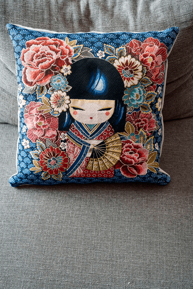 Coussin « Kokeshi Élégance Florale » – L’Art du Japon Traditionnel dans votre Intérieur