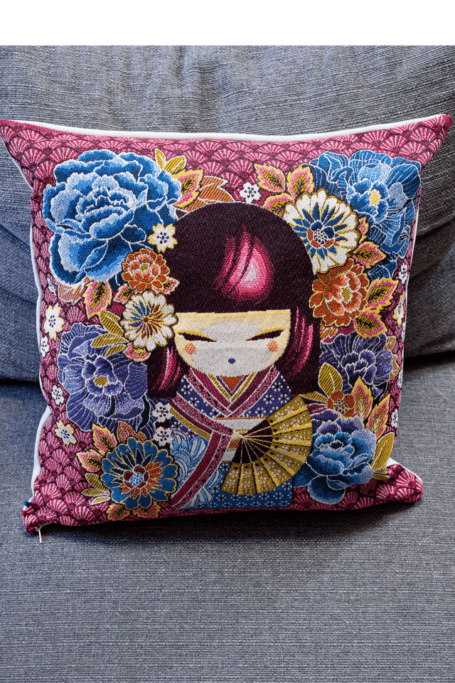 Coussin « Kokeshi Élégance Florale » – L’Art du Japon Traditionnel dans votre Intérieur