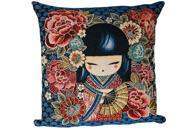Coussin « Kokeshi Élégance Florale » – L’Art du Japon Traditionnel dans votre Intérieur