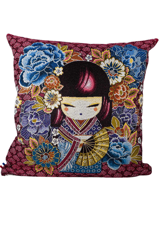 Coussin « Kokeshi Élégance Florale » – L’Art du Japon Traditionnel dans votre Intérieur
